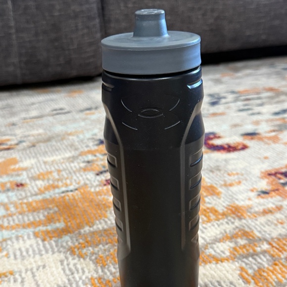 Under Armour Squeeze Plastic Water Bottle 32 oz Sideline Sport Grey Black Gym UA - Picture 1 of 6